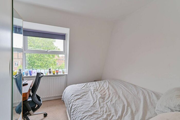 2 Bedroom Flat To Rent In Balham High Road, Balham, London, SW12