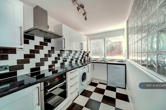 2 Bedroom Flat To Rent In New Wanstead, London, E11