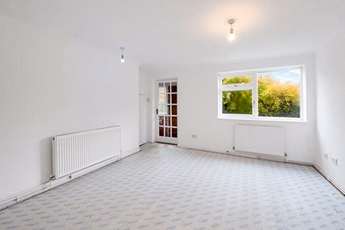 2 Bedroom Flat For Sale In Riverside Close, Canterbury, CT4