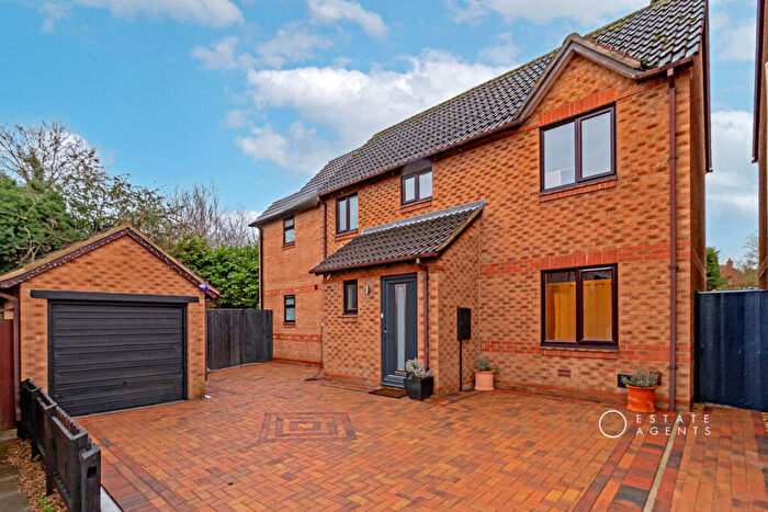 5 Bedroom Detached House For Sale In Rayleigh Close, Shenley Church End, MK5