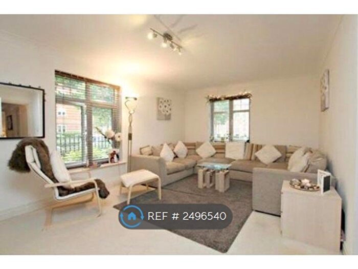 2 Bedroom Flat To Rent In Masters Court, Romford, RM2