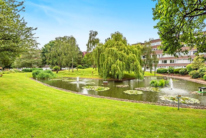 2 Bedroom Flat To Rent In Fair Acres, Bromley, Kent, BR2