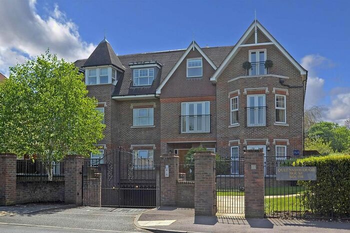 2 Bedroom Flat To Rent In Queensborough House South, Oatlands Chase, KT13