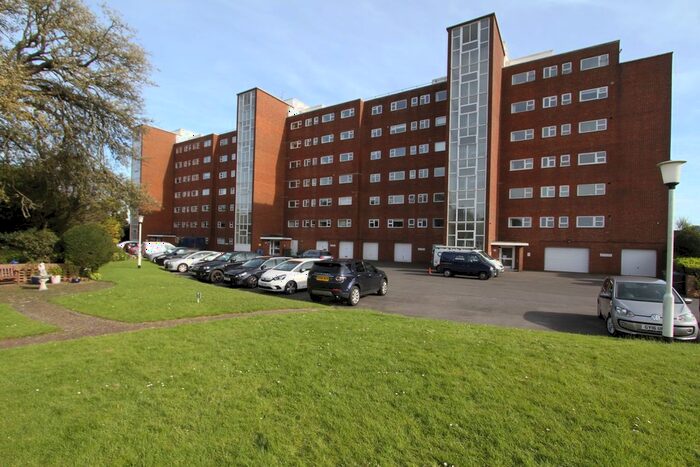 2 Bedroom Flat For Sale In Cliff Road, Eastbourne, BN20