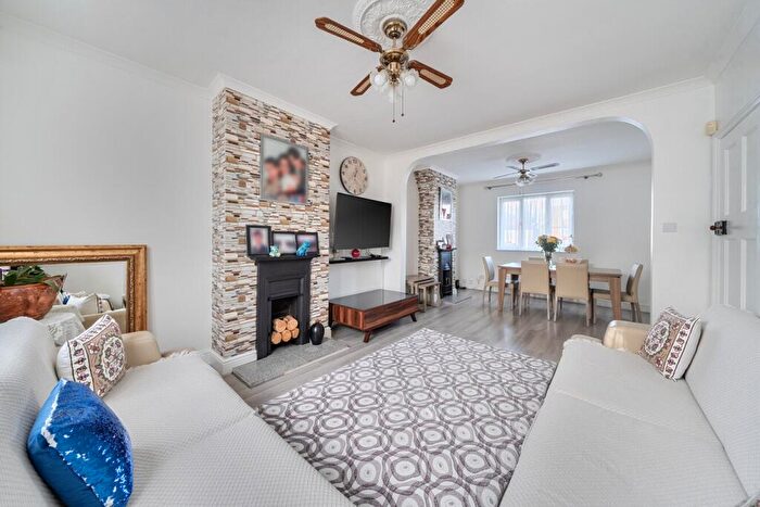 3 Bedroom End Of Terrace House For Sale In Chinbrook Road, Lee, London, SE12