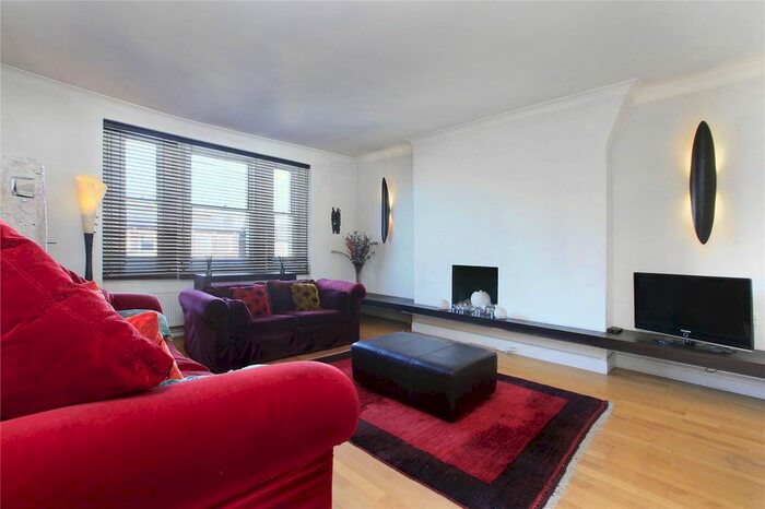 2 Bedroom Flat To Rent In Trinity Crescent, Tooting Bec, London, SW17