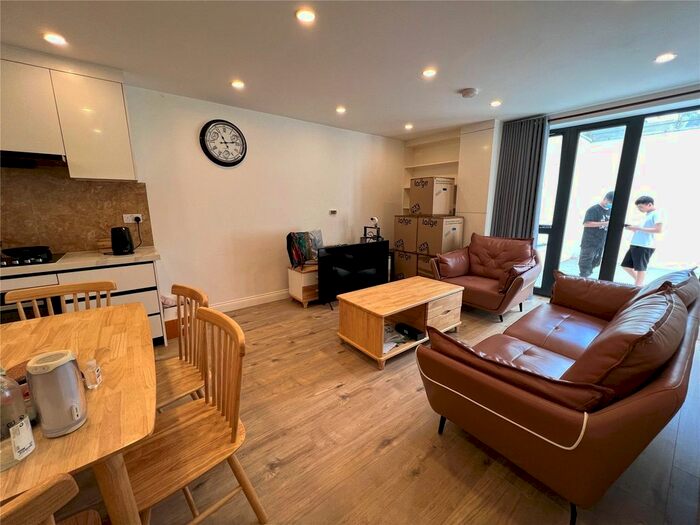 2 Bedroom Flat To Rent In James House, Maidstone Road, London, N11