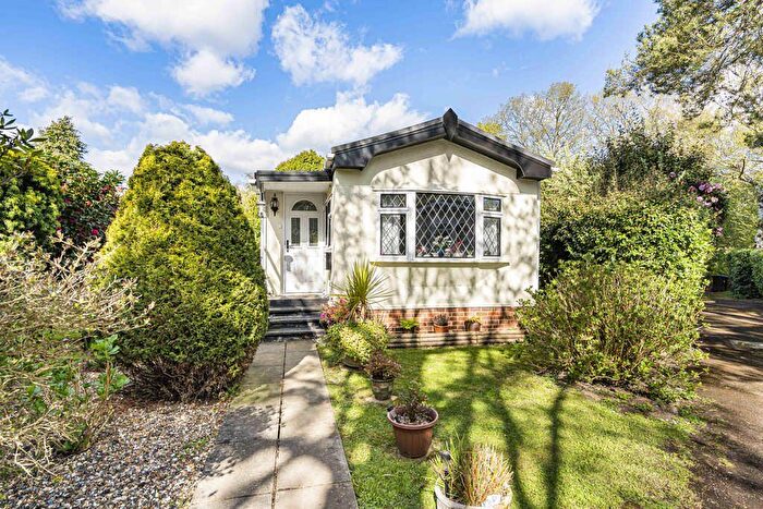 1 Bedroom Park Home For Sale In Fangrove Park, Lyne, Chertsey, Surrey, KT16