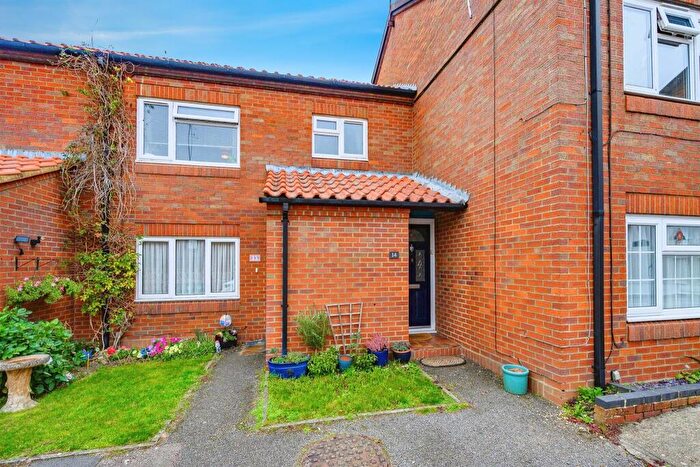 2 Bedroom Maisonette For Sale In Barn Close, Hemel Hempstead, HP3