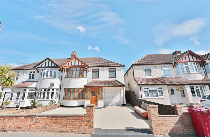4 Bedroom Semi-Detached House For Sale In Cippenham Lane, Slough, SL1