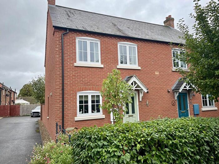 3 Bedroom Semi-Detached House For Sale In Townhill Lane, Bucknall, LN10