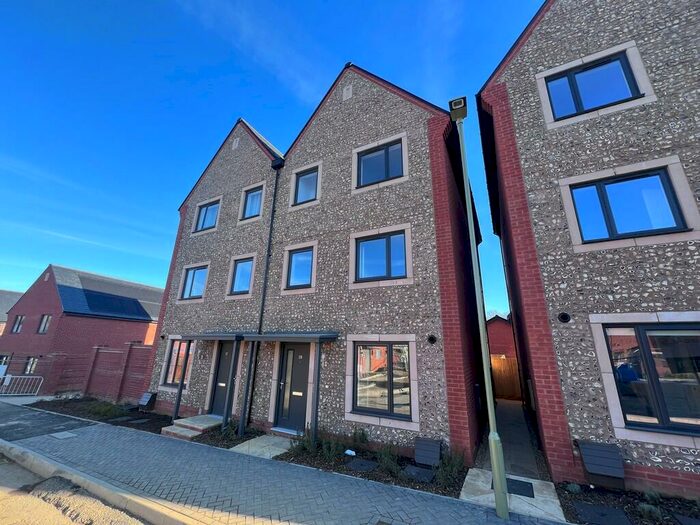 4 Bedroom Town House To Rent In Whiteley, Fareham, PO15