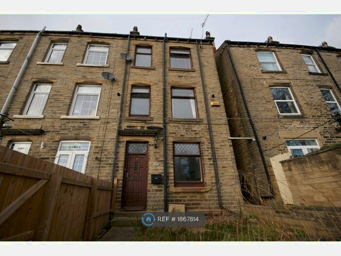 3 Bedroom End Of Terrace House To Rent In Mill Hill Lane, Brighouse, HD6