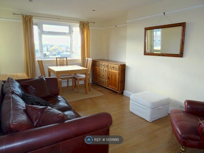 2 Bedroom Flat To Rent In Brunel Court, London, SW13