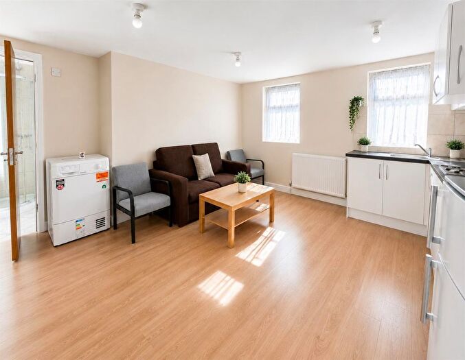 2 Bedroom Flat To Rent In Blackberry Farm Close, Hounslow, TW5