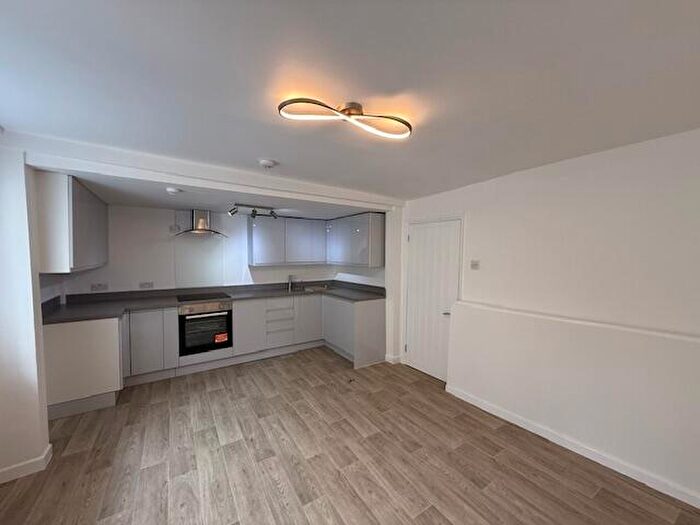 2 Bedroom Flat To Rent In Old Tiverton Road, Exeter, Devon, EX4