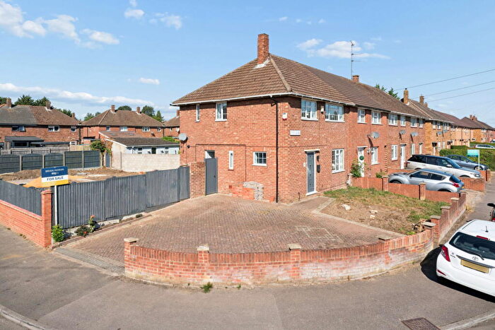 3 Bedroom End Of Terrace House For Sale In Tythe Road, Luton, LU4