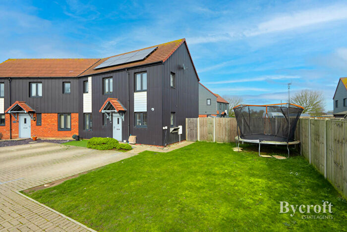 3 Bedroom Semi Detached House For Sale In Wainscot Drive, Bradwell, NR31