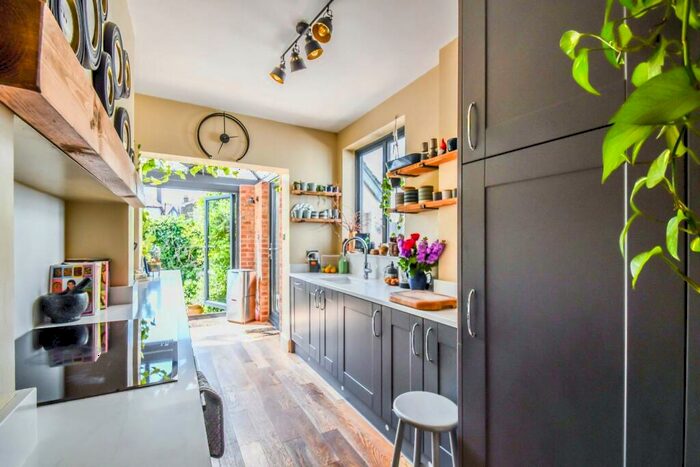 3 Bedroom Detached House For Sale In Carlton Drive, Leigh-On-Sea, SS9