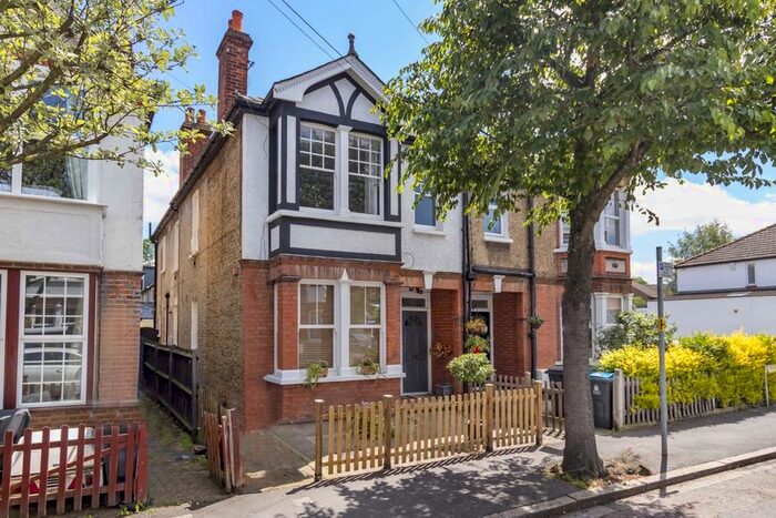 2 Bedroom Flat To Rent In Auckland Road, Kingston Upon Thames, KT1