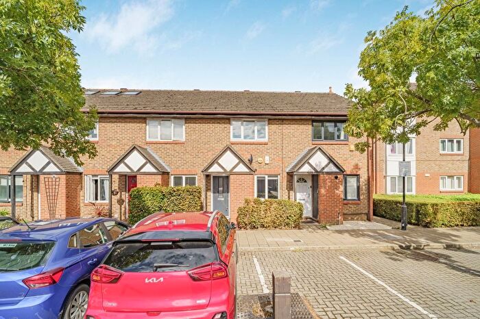 2 Bedroom Detached House For Sale In Peartree Avenue, Earlsfield, London, SW17