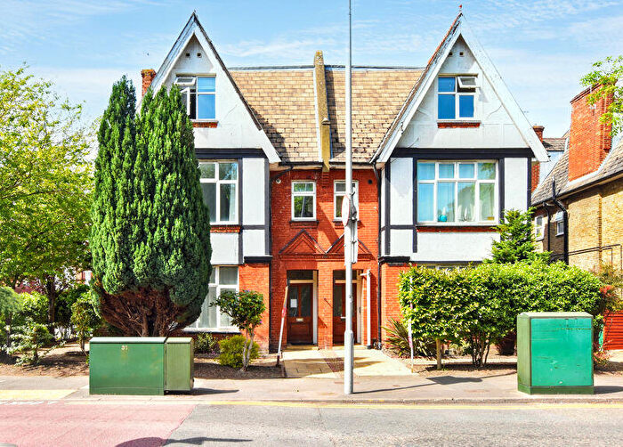 Flat To Rent In Berrylands Road, Surbiton, KT5