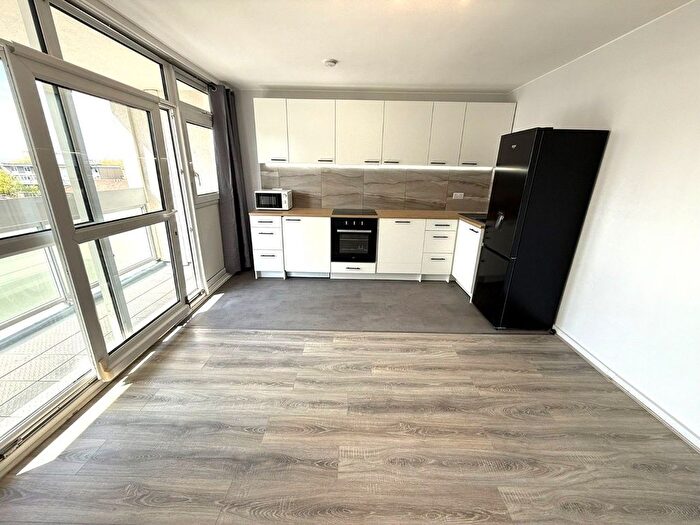 2 Bedroom Flat To Rent In Ballinger Point, Bromley High Street, London, E3