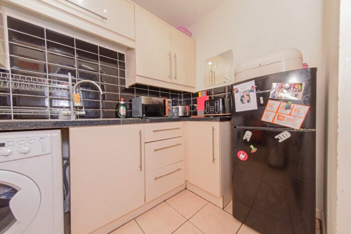 2 Bedroom Flat For Sale In Busely Court, Morley, Leeds, LS27