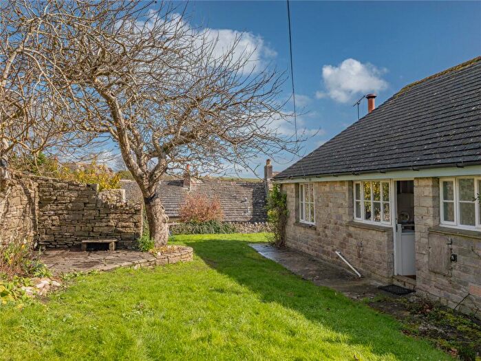 3 Bedroom Bungalow For Sale In Dorset, BH19 - Photo 3