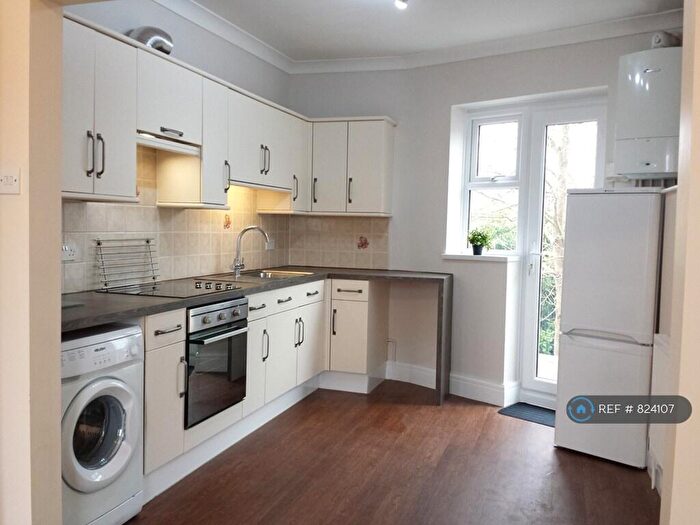 2 Bedroom Flat To Rent In Cornerswell Road, Penarth, CF64