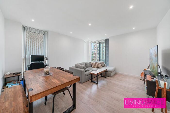 2 Bedroom Flat To Rent In Hartington Court, London, N4