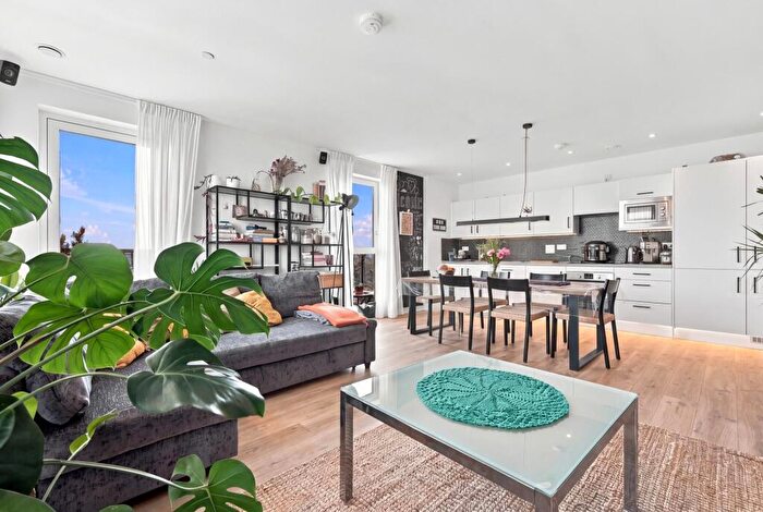 2 Bedroom Penthouse For Sale In Shipbuilding Way, Paynter House, E13