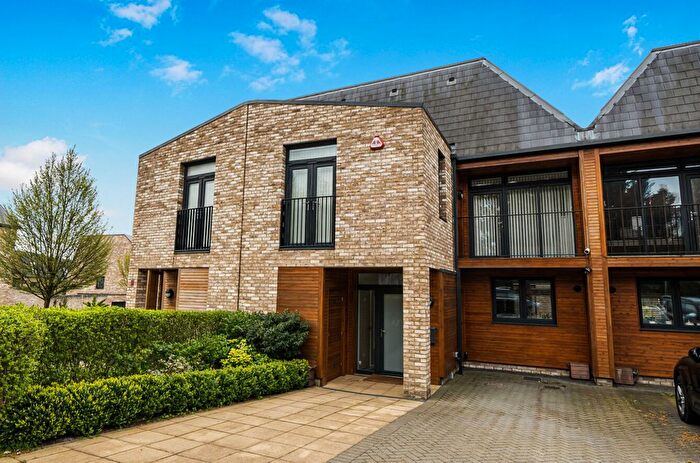 3 Bedroom Terraced House For Sale In Mays Lane, Barnet, EN5