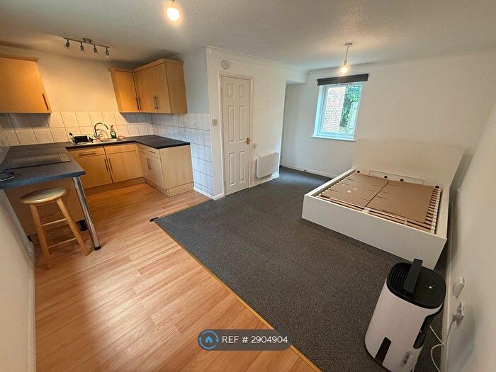 Studio To Rent In Harold Wood, Romford, RM3