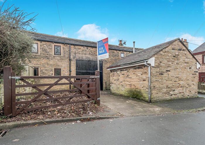 4 Bedroom Semi Detached House For Sale In Crossley Hall Mews, Bradford, BD8