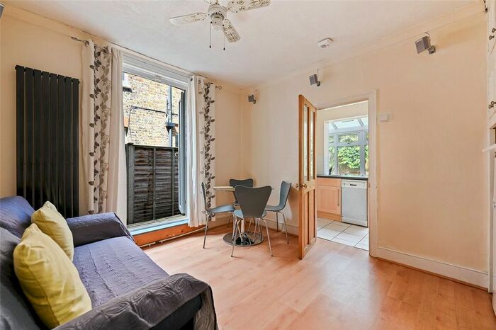2 Bedroom Flat To Rent In Ormiston Grove, Shepherds Bush, London, W12