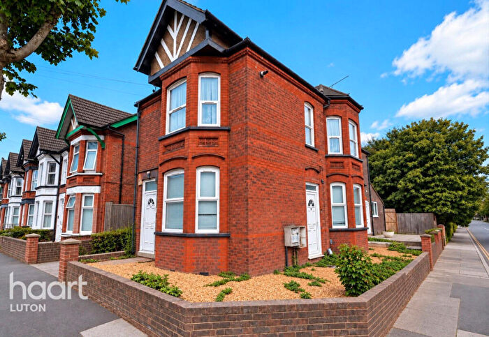 4 Bedroom Detached House For Sale In Park Street, Luton, LU1