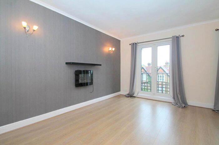 2 Bedroom Flat To Rent In Bedroom Top Floor Flat In Caterham On The Hill, CR3
