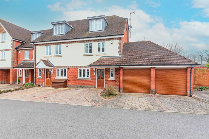 3 Bedroom Semi-Detached House To Rent In Rectory Close, Wokingham, RG40
