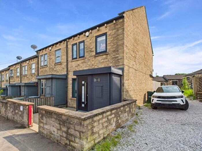 3 Bedroom End Of Terrace House For Sale In Cleckheaton Road, Oakenshaw, Bradford, BD12