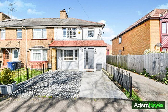 3 Bedroom End Terrace House For Sale In Chesterfield Road, Barnet, EN5