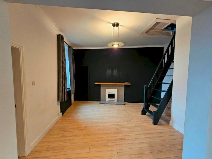 2 Bedroom Flat To Rent In Victoria Terrace, Dunfermline, Fife, KY12