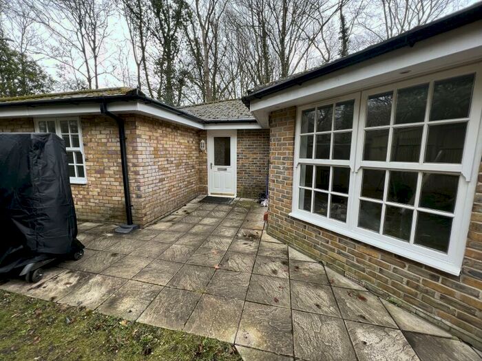 3 Bedroom Bungalow To Rent In Bassett Green Road, SO16