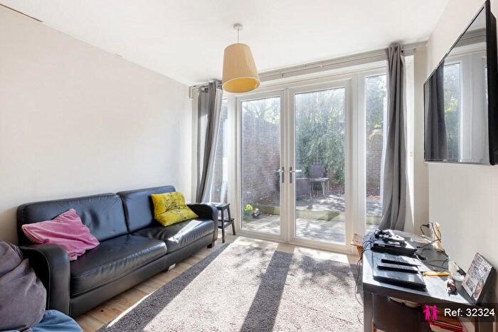 4 Bedroom Maisonette To Rent In Bradley Close, London, N7