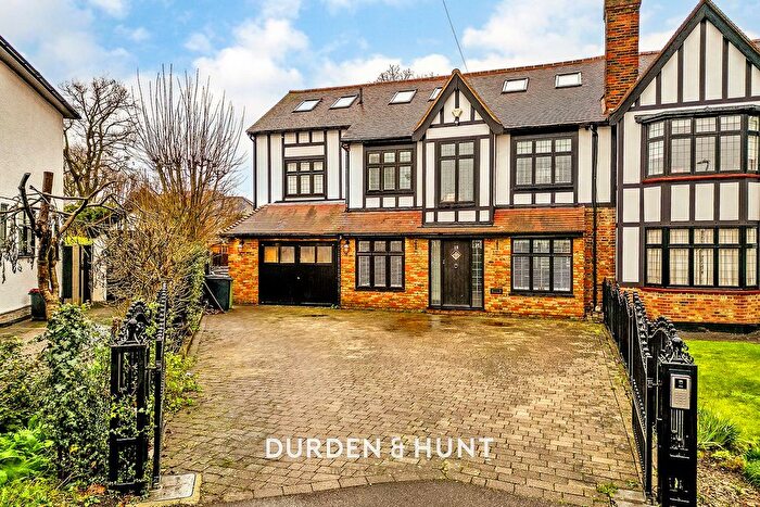 5 Bedroom Semi Detached House For Sale In Edward Close, Gidea Park, RM2