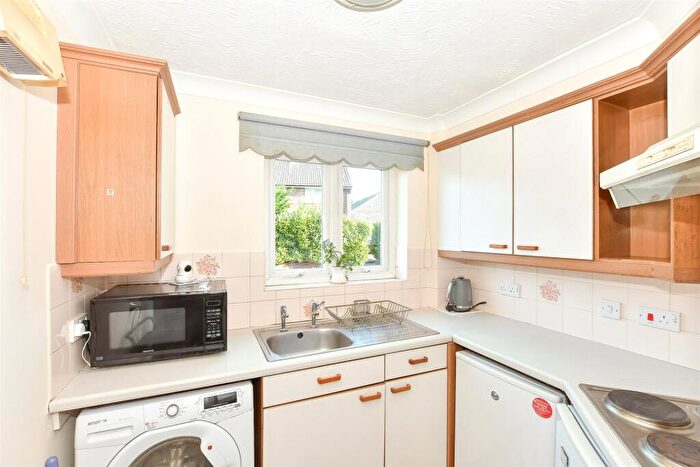 1 Bedroom Flat For Sale In Gales Drive, Three Bridges, Crawley, West Sussex, RH10