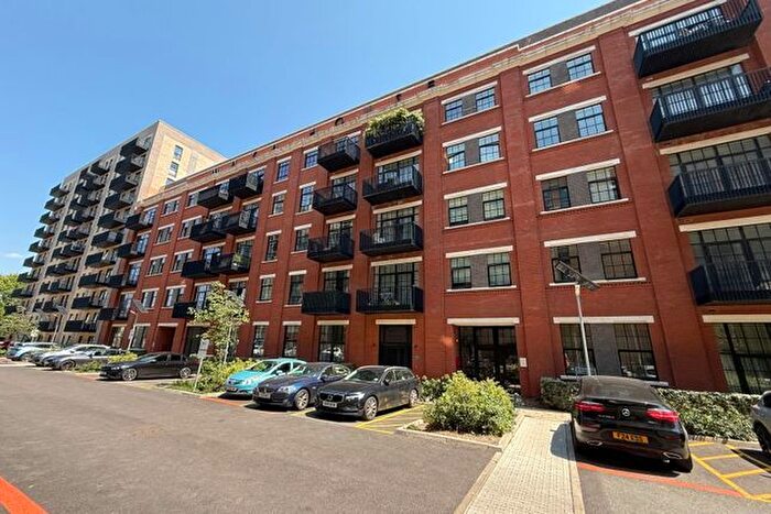 2 Bedroom Flat To Rent In Farine Avenue, Hayes, UB3