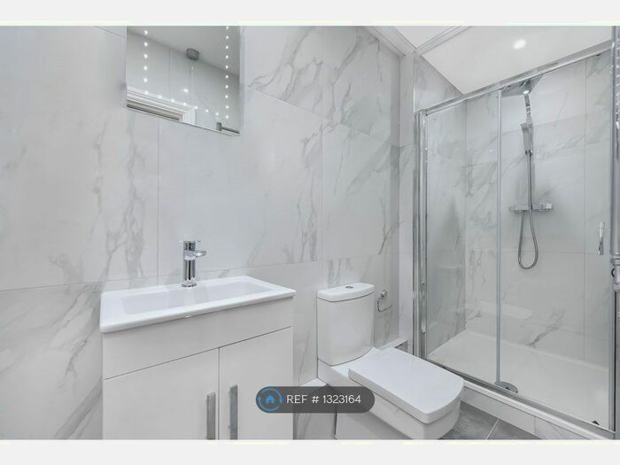 1 Bedroom Flat To Rent In Queens Road, Kingston Upon Thames, KT2