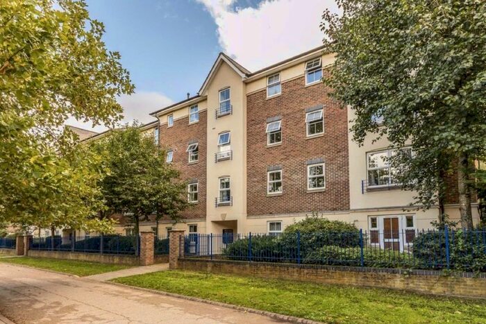 2 Bedroom Flat To Rent In Skerne Walk, Kingston Upon Thames, KT2
