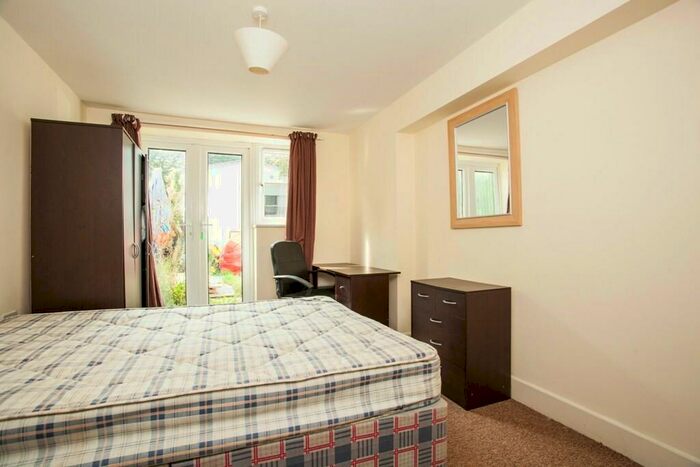 5 Bedroom Semi-Detached House To Rent In Alma Rd Winton Banks, BH9